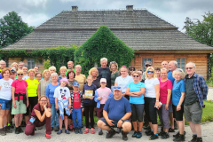 przed-odbudowanym-dworkiem-Zeromskich-w-Ciekotach