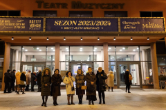 Przed-wejsciem-do-gmachu-teatru.-Fot.-Z.-Wadelski