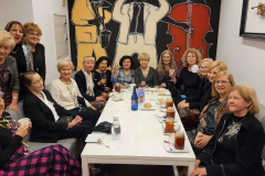 Przy-zimowej-herbatce-w-ulubionej-wnece-teatralnej-kawiarenki.-Z.-Wadelski