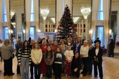 Choinka-w-foyer-zachecala-do-pamiatkowej-fotki.-Fot.-D.-Rutecki